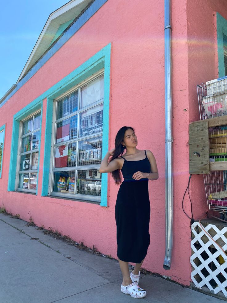 White Crocs Outfit, Black Dress Fitted, Crocs Outfit, Oversize Tshirt Outfits, Dress Trendy, Dress Fitted, Trendy Street Style, Trendy Summer Outfits, Long Black Hair