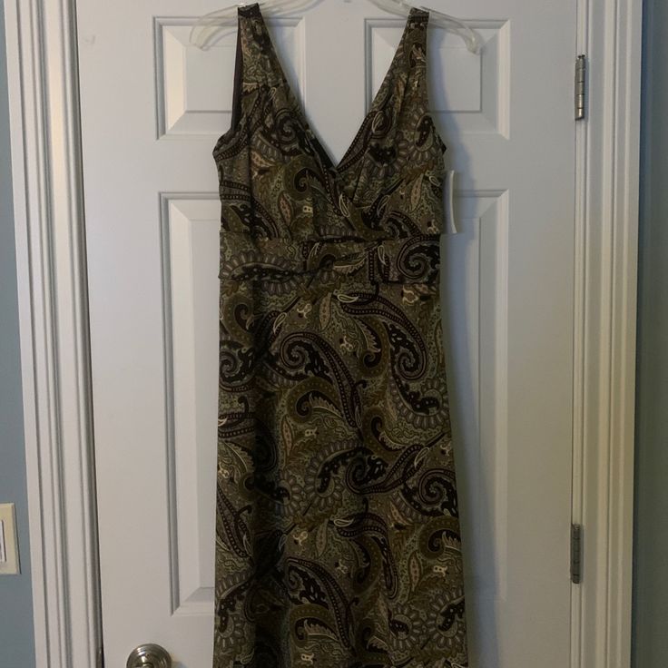 Knee Length Brown Paisley Dress New With Tags Size 8 Elegant Sleeveless Maxi Dress With Paisley Print, Casual Sleeveless Midi Dress With Paisley Print, Elegant Sleeveless Paisley Print Maxi Dress, Elegant Sleeveless Paisley Maxi Dress, Hippie Sleeveless Brown Dress, Paisley Dress Brown, Fall Paisley Print Knee-length Dress, Brown Paisley, Paisley Print V-neck Patterned Dress