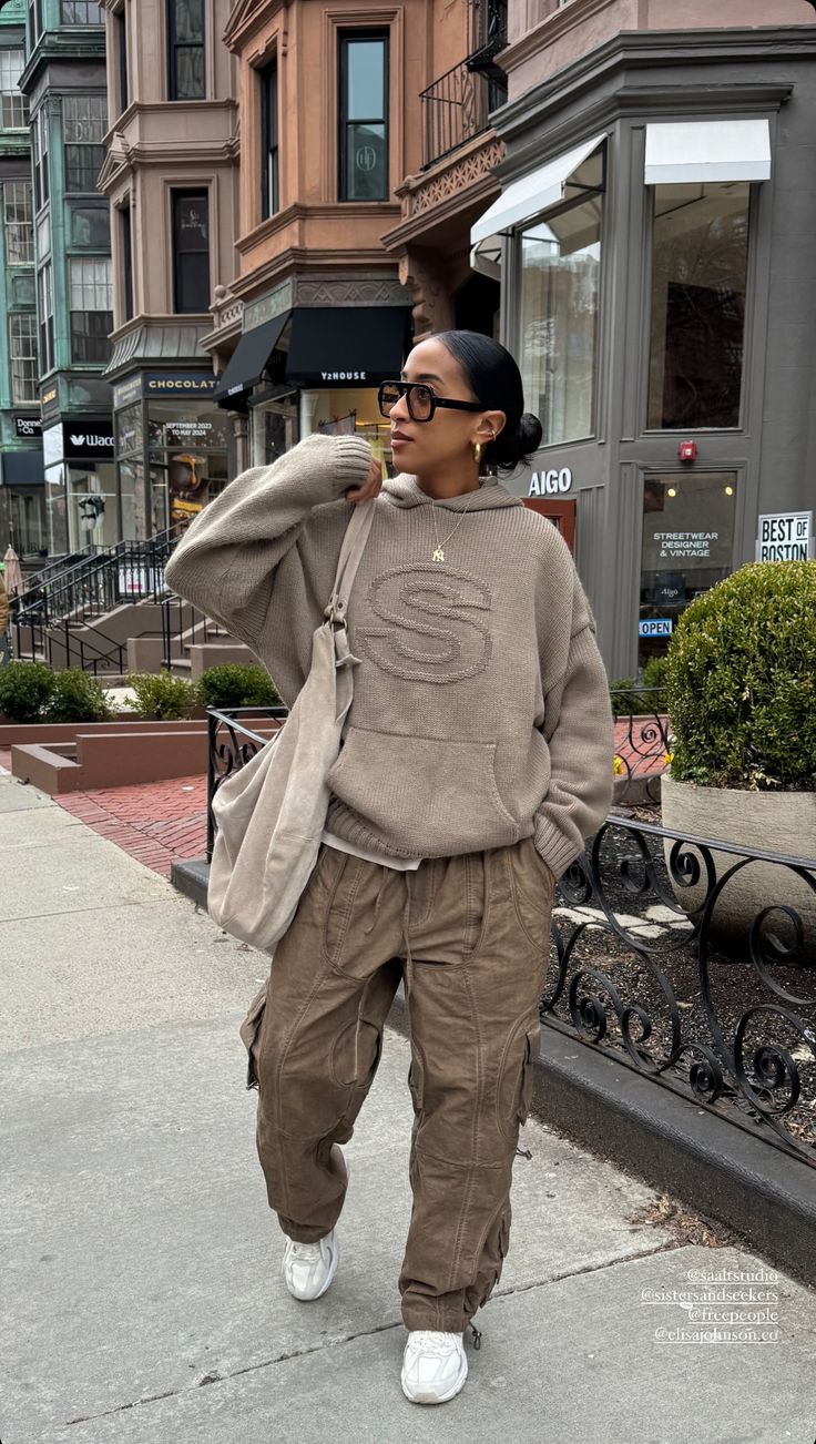 Fall Fashion Cargo Pants, Women’s Fall Street Wear, Fall Outfits Streetwear Women, Casual Fall Streetwear, Bay Area Street Style, Fall Outfits Women Streetwear, Crewneck Collar Outfit, Tomboy Femme Winter Outfit, Fall Class Outfits College