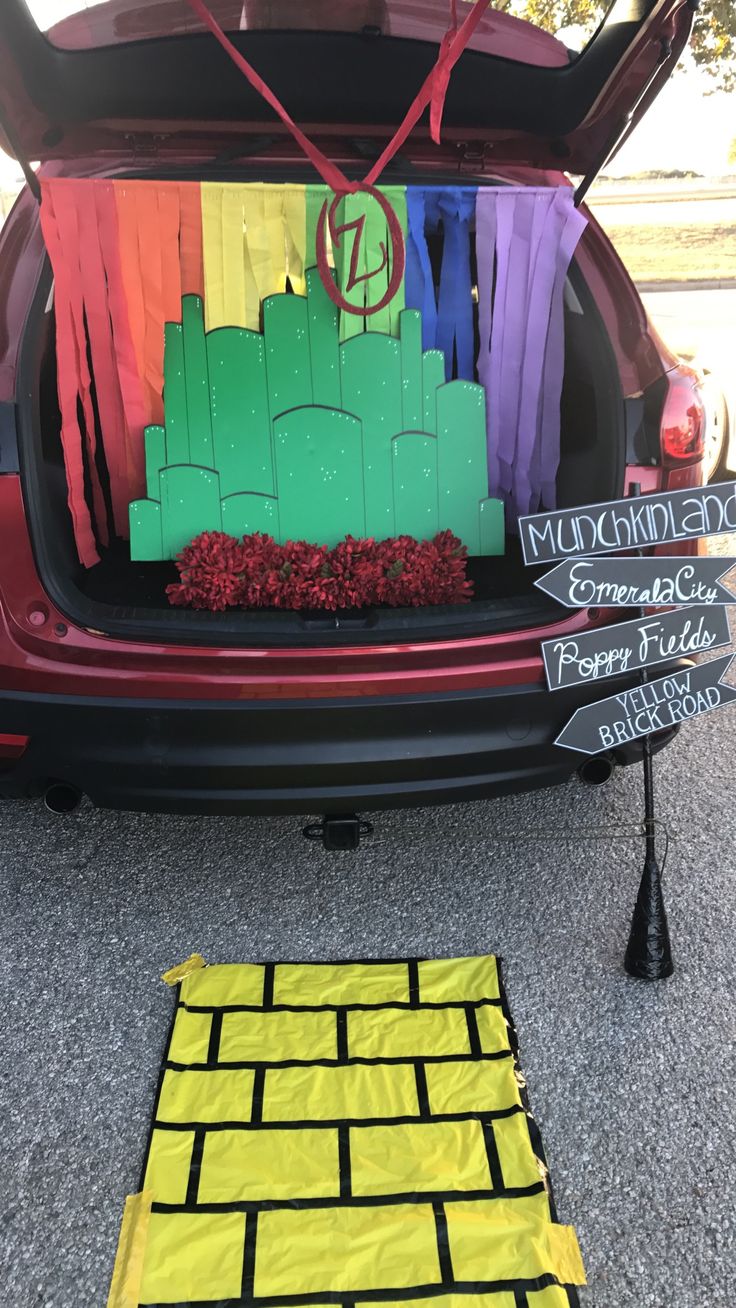 the trunk of a car is decorated with paper and streamers to celebrate someone's birthday