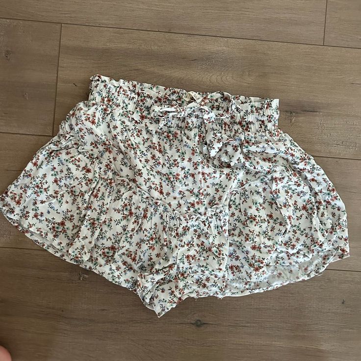 Flowy Floral Shorts Fun For Spring And Summer Look Brand New! White Bottoms With Built-in Shorts For Summer Outings, Casual White Floral Print Bottoms, Casual Pajama Shorts For Spring And Summer Outings, Casual Pajama Shorts For Summer Outings And Spring, White Trendy Shorts For Summer Outings, Trendy White Shorts For Summer Outings, White Floral Print Beach Shorts, White Cotton Shorts For Summer Outings, White Bottoms With Elastic Waistband For Summer Outings