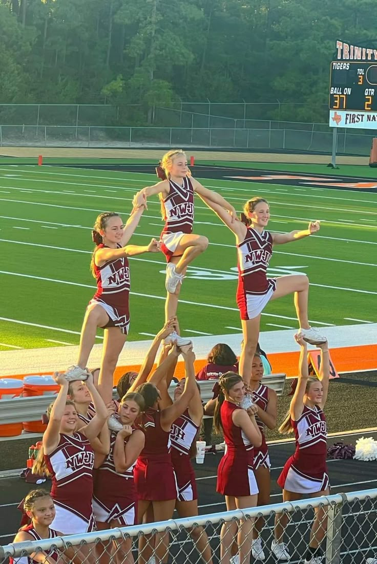 the cheerleaders are doing tricks on the field for their team to perform in