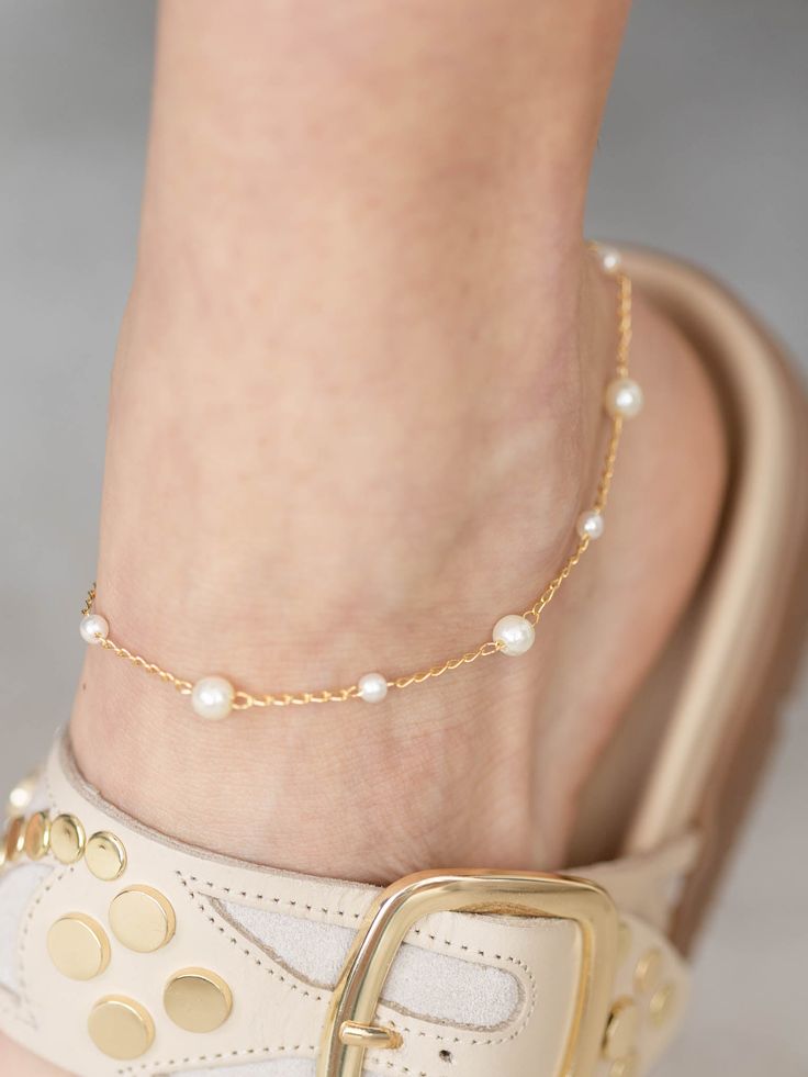 A mix of a metal chain design + pearl accent adds a feminine touch to update this trending anklet design. Elegant Pearl Chain Anklet For Party, Elegant Pearl Anklets For Party, Pearl Chain Anklet For Party, Elegant Pearl Chain Anklets For Wedding, Delicate Pearl Chain Anklets, Elegant Pearl Anklets For Wedding, Elegant Wedding Anklets With Adjustable Chain, Elegant Wedding Anklets With Pearl Chain, Elegant Wedding Pearl Chain Anklets