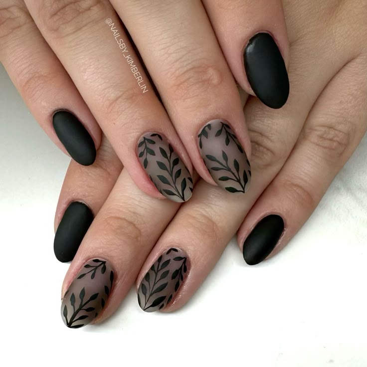 Black Nails Square Design, Moody Wedding Nails For Bride, Gothic Gel Nails Short, Black Floral Nail Designs, Moody Wedding Nails, Dark Bridal Nails, Black Veil Brides Nails, Black Thanksgiving Nails, Black Grad Nails