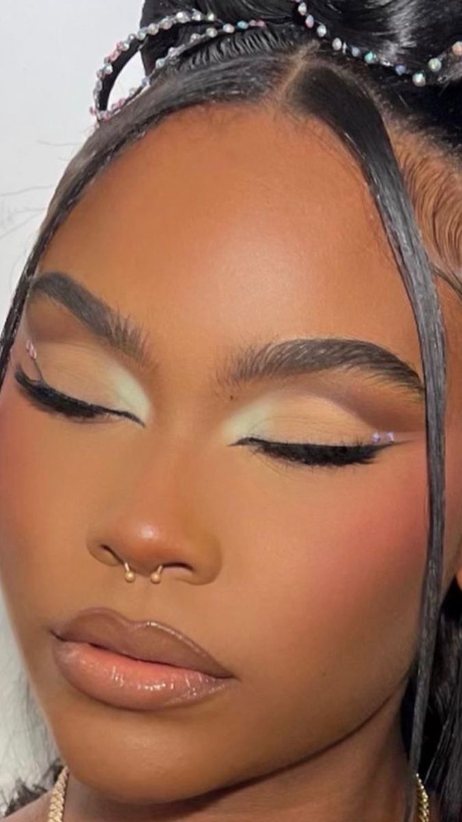 Makeup Look For Green Outfit, Tiana Makeup Princess, Emerald Makeup Looks Black Women, Princess Tiana Inspired Makeup, Princess Tiana Hairstyles, Tiana Inspired Makeup, Princess Tiana Makeup Look, Tiana Makeup Look, Sage Makeup Look