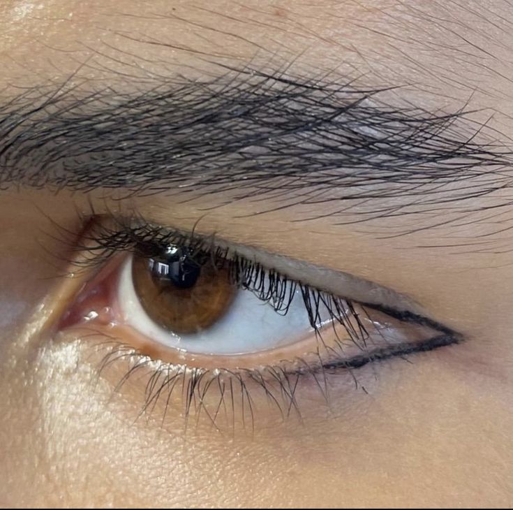 Male Eyeliner Looks, Men’s Eyeliner, Minimalistic Eyeliner, Eyeliner On Men, Eyeliner Male, Simple Eyeliner Ideas, Eyeliner For Men, Mens Eyeliner, Male Eye Makeup