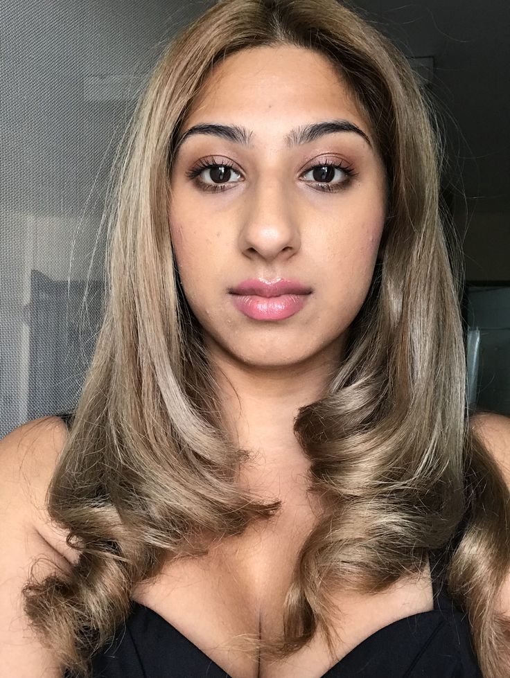 Desi Blonde Hair, Blonde Hair For Indian Skin, Dark Blonde On Brown Skin, Ash Blonde Tan Skin, Blonde Hair On Middle Eastern, Blonde Indian Hair, Hair Dye Indian Skin, Golden Blonde Hair Tan Skin, South Asian Blonde Hair