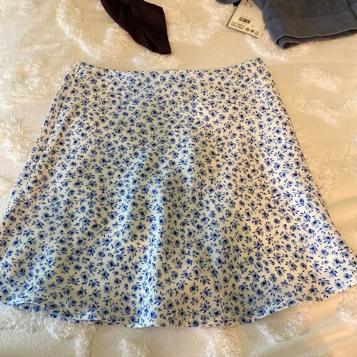 Never Worn Skirt, Nwt H&m Clothes, White Cable Knit Sweater, Glitters Skirt, Pink Cable Knit Sweater, Blue Floral Skirt, Floral Babydoll Top, H And M, Clueless Outfits, White Linen Shirt