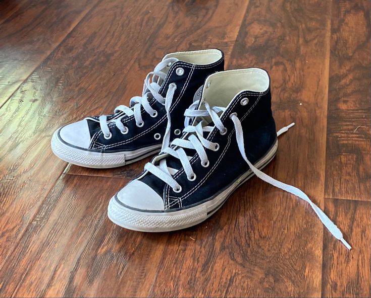 Shoes Reference Sneakers, Converse Shoes Drawing Reference, Drawing Converse Shoes, All Star Converse Drawing, Converse Shoes Sketch, Converse Shoe Reference, Sneakers Reference Photo, Converse Shoes Reference, Converse Reference Photo