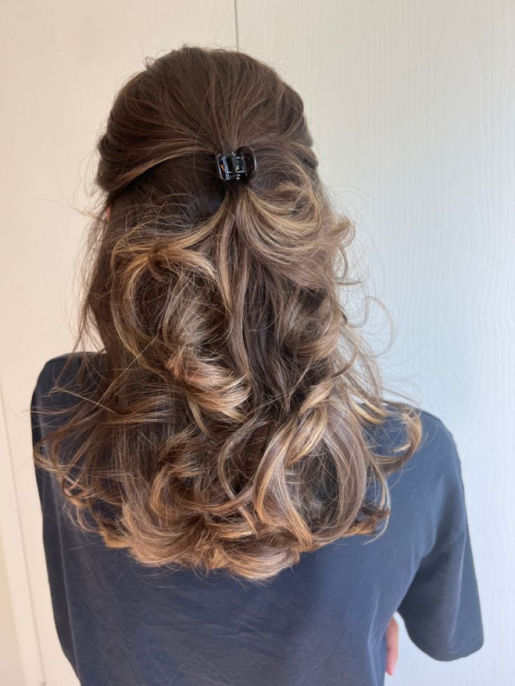 Curled and clipped half up half down brown hair Medium Hair Length Hairstyles, Hair Inspo Medium, Hairstyles Curled Hair, Brunette Light, Balayage Summer, Light Brown Hair Balayage, Medium Hair Length, 2000s Hairstyles, Light Brunette Hair