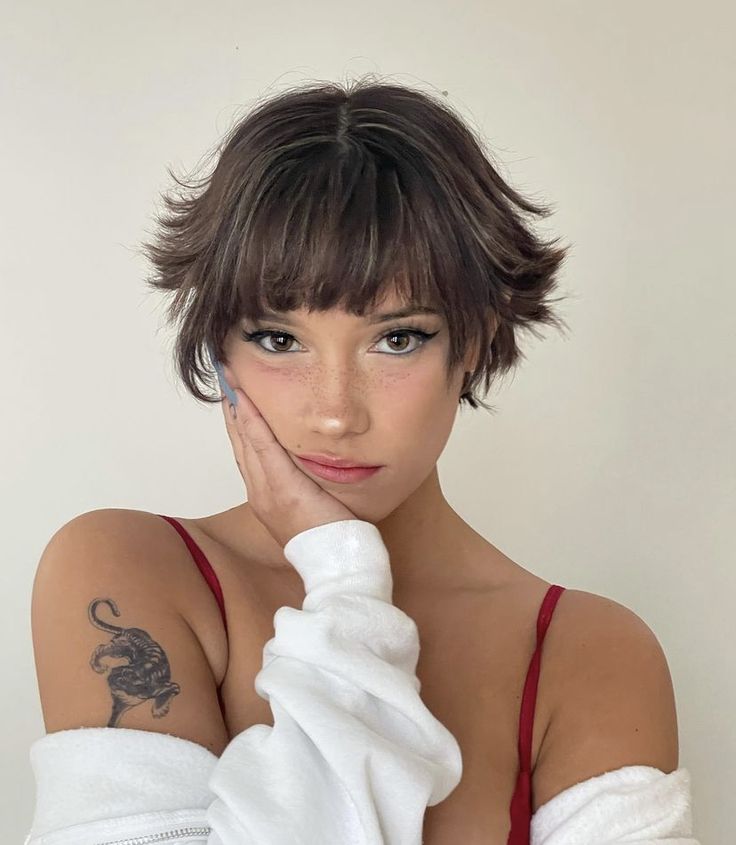 Edgy Asian Hair, Really Short Hairstyle Women Round Face, Razor Haircuts For Women Short, Growing Out A Pixie Hairstyles, Unique Pixie Cuts, Jellyfish Haircut Short Hair, Queer Haircut Round Face, Pixie With Bangs Round Face, Short Wild Hair