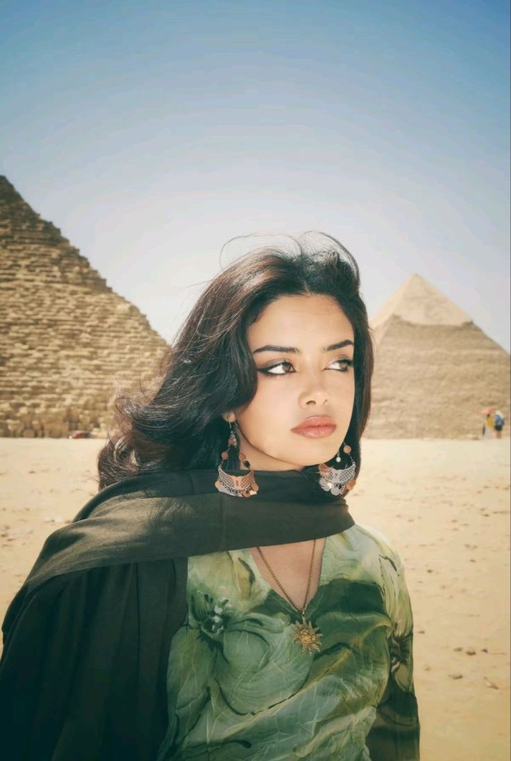 Nas Hip Hop, Egyptian Makeup, Arabian Princess, Vampire Bride, Egyptian Beauty, Egyptian Women, Beauty Makeup Photography, The Pyramids, Portrait Photography Women