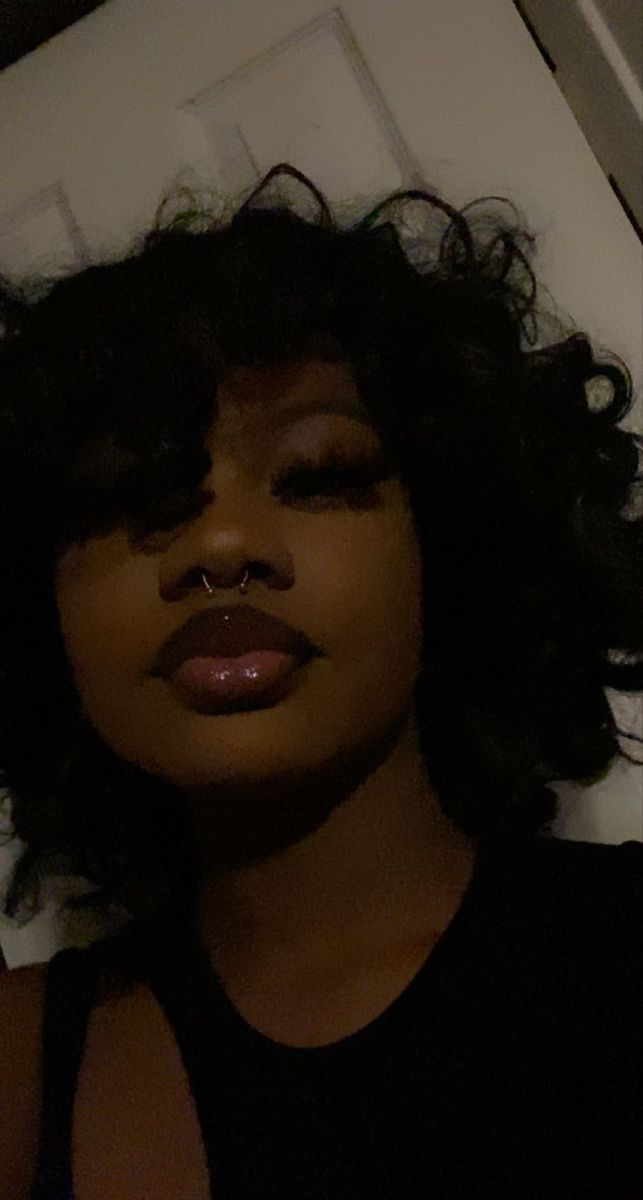 Black Glossy Lips, Emo Lip Combo, Two Toned Lips Makeup, Black Lip Liner Combo, Brown Lip Combos For Black Women, Two Toned Lips Natural, Baddie Lip Combos, Lip Peicerings, No Cupids Bow Lips