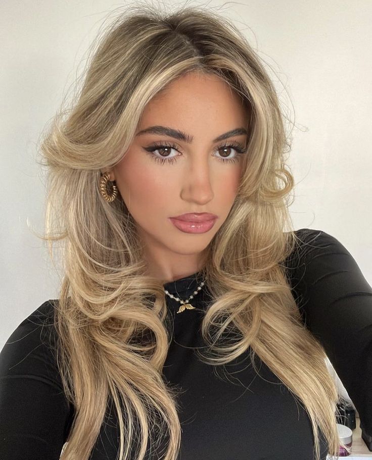 Blonde Balayage With Brown Eyes, Dark Eyebrows With Blonde Hair, Blond Hair With Dark Eyebrows, Blonde Hair With Dark Features, Blonde With Brown Eyebrows, Blonde Highlights Dark Eyebrows, Blonde Hair For Dark Eyebrows, Honey Blonde Hair With Brown Eyes, Honey Blonde With Brown Roots