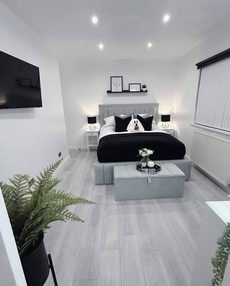 Black Gray And White Bedrooms, Wfh Bedroom, Grey And Black Room, Black White Grey Bedroom, Black White And Grey Bedroom, Grey And White Room, Bedroom Inspiration Grey, House Decor Interior Design, Black And Grey Bedroom