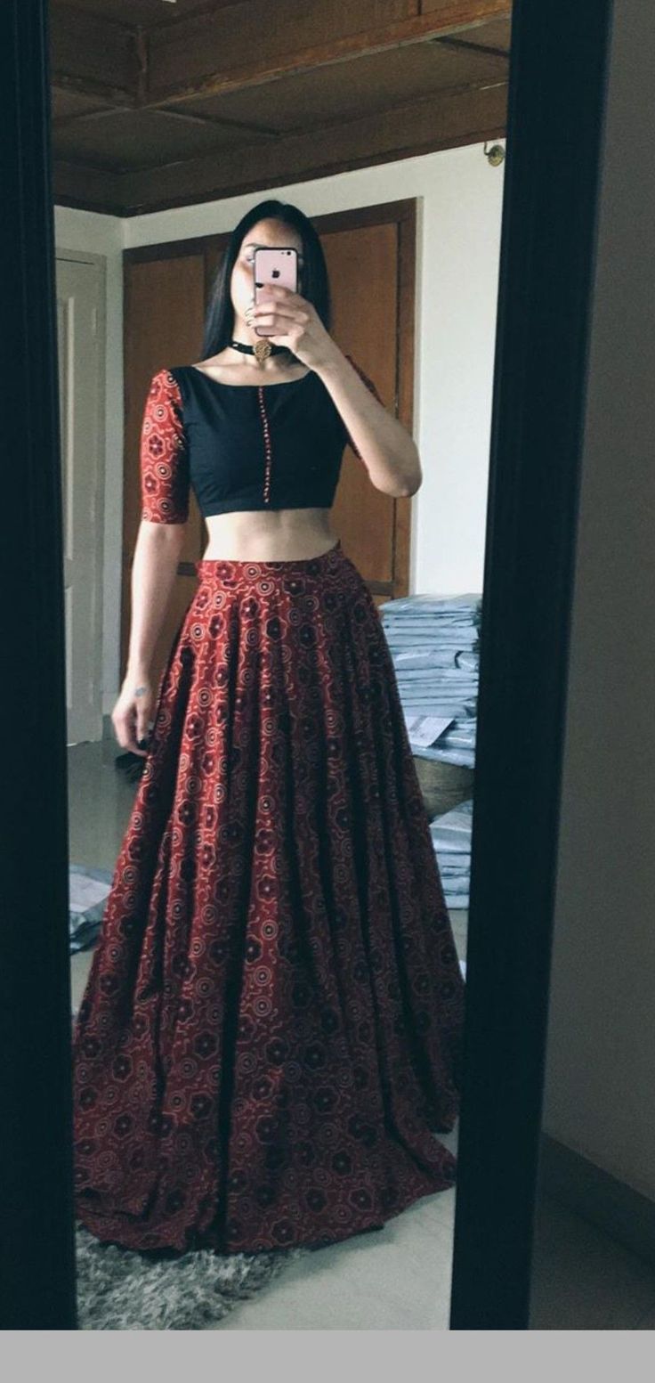 Indian Skirt And Top Casual, Traditional Blouse And Skirt Designs, Crop Top Lehenga Kalamkari, Long Skirt Ideas Indian, Black Top And Skirt Outfit Indian, Skirt And Top Outfits Traditional, Black Onam Outfit, Kalamkari Crop Top And Skirt, Black Skirt And Top Traditional