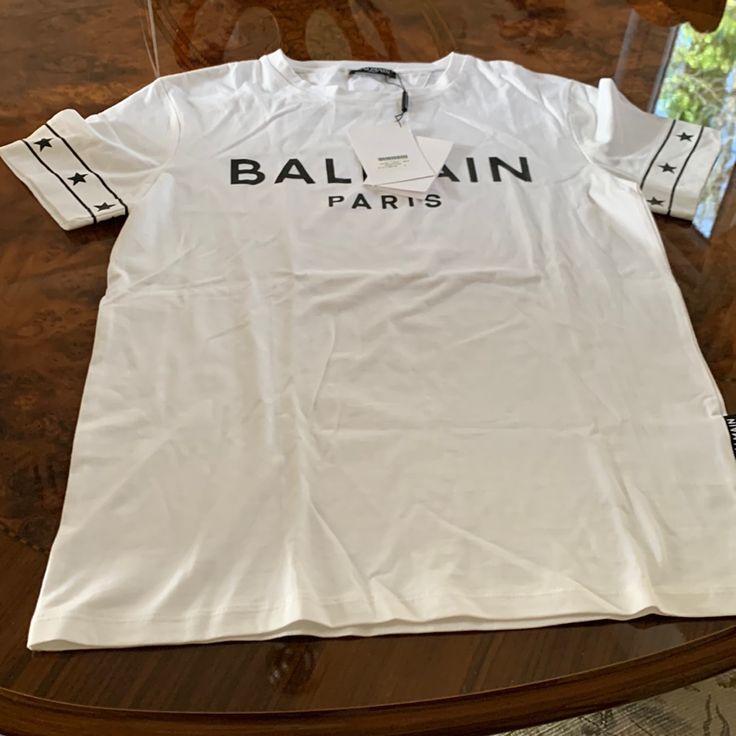 Nwt Balmain Men T-Shirt Luxury White T-shirt With Letter Print, Luxury White T-shirt With Logo Print, Designer White T-shirt With Logo Print, Luxury White Cotton Shirt, Luxury White Cotton Tops, Designer Crew Neck Shirt With Logo Print, Luxury White Short Sleeve T-shirt, Luxury White Summer Shirt, Designer White Short Sleeve Tops