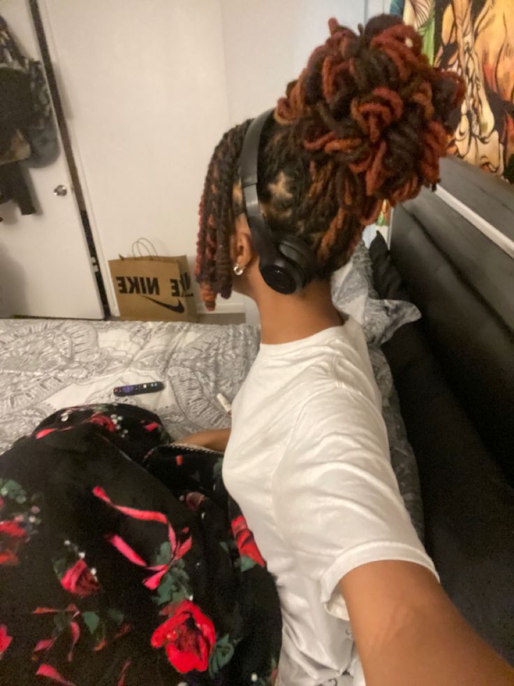 Bun Hairstyles With Locs, Flower Petal Loc Styles, Locs Hairstyles Bun, Dread Hairstyles Short, Loc Bun With Bangs, Petal Buns Locs, Pretty Loc Styles, Petal Loc Bun, Female Dreadlocks Styles Medium