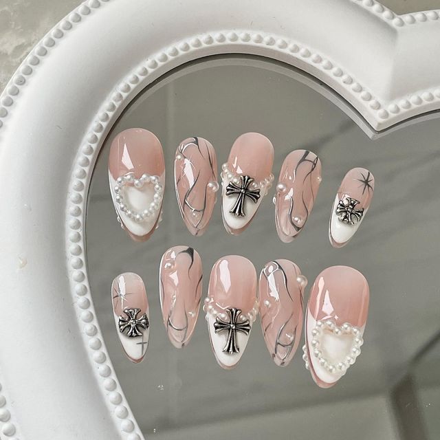 Y2k Nails Almond, Nails Australia, Cute Almond Nails, White Almond Nails, Ny Nails, White Chrome Nails, Heart Nail Designs, Chrome Nails Designs, Cute Simple Nails