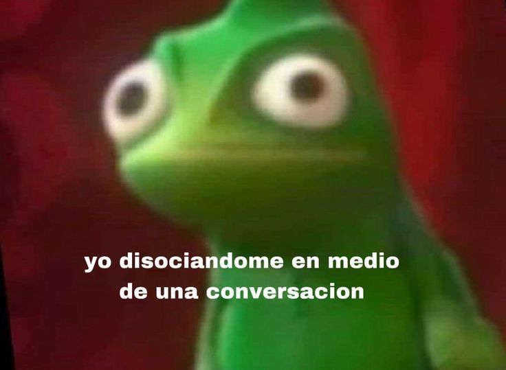 a green frog with big eyes standing in front of a red curtain text reads, yo disociandome en medio de una conversation