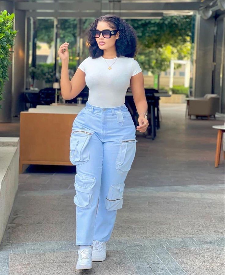 Smart Casual Baddie, White T Shirt And Blue Jeans Outfit, Blue Cargo Pants Outfit Woman, Sign Out Outfit Ideas Nigeria University, Denim Cargo Pants Outfit, Cargo Jeans Outfit Women, Jean Cargo Pants Outfit, Cargo Pants Outfits Women, Stylish Business Outfits