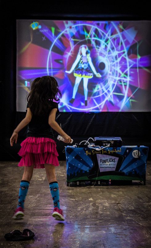 Just Dance Birthday Party Ideas, Just Dance Birthday Party, Just Dance Party Ideas, Just Dance Aesthetic, Just Dance Party, Middle School Icebreakers, Toddler Dance Party, Just Dance Game, Dance Party Theme