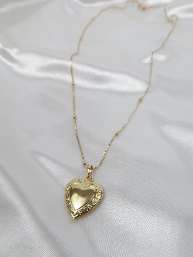 Vintage meets dainty. This heart locket is pure perfection! Add your favorite photo to hold to your heart forever. Length: 18in, 20in Pendant: Size : 27mmx19.2mm Model wearing 20in