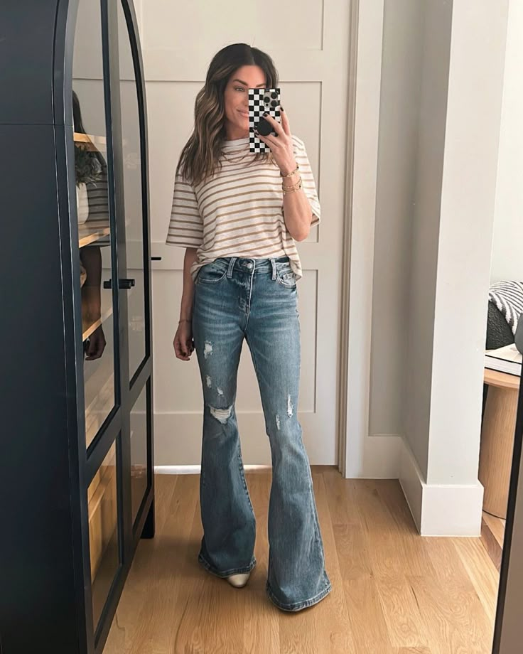 Ripped Flare Jeans Outfit Fall, Flares And Cowboy Boots, Blake Flare Jeans Outfit, Distressed Flare Jeans Outfits, Flare Jeans Converse Outfit, Flare Jean Outfits Fall, Khaki Flare Pants Outfit, Flare Jeans Outfit 2023, Flared Jeans Outfit Casual