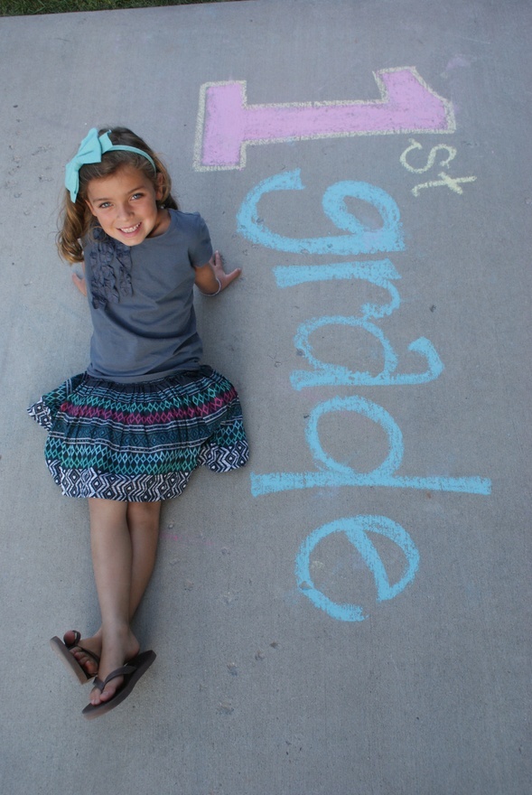 First day of school chalk photo. Photo ideas from Blue Cricket Design. Chalk Photos, First Day Of School Pictures, Kind Photo, School Daze, End Of School Year, Beginning Of The School Year, 1st Day Of School, School Photography, End Of School