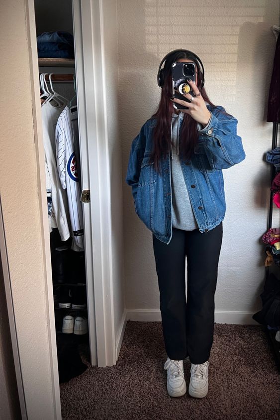 Jean Jacket Outfits Autumn, Jean Jacket And Sweatshirt Outfit, Outfit Ideas With Jeans Jacket, Blue Jean Jacket Fall Outfits, Jean Jacket Outfits Europe, Jean Jacket And Black Jeans Outfit, Jean Jacket With Hood Outfits, Jean Jacket Over Hoodie Outfit, Outfit With Oversized Jean Jacket