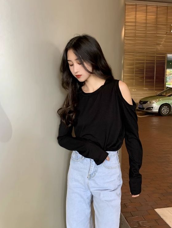 Black Off-Shoulder Long Sleeve T-Shirt | Hanni - NewJeans XL Black Off-shoulder Casual T-shirt, Casual Cotton Cold Shoulder Top, Casual Cold Shoulder Cotton Top, Fashion Chingu, Grey Roots, Black Off Shoulder, Red Strawberry, Music Festivals, Sleeveless Tshirt