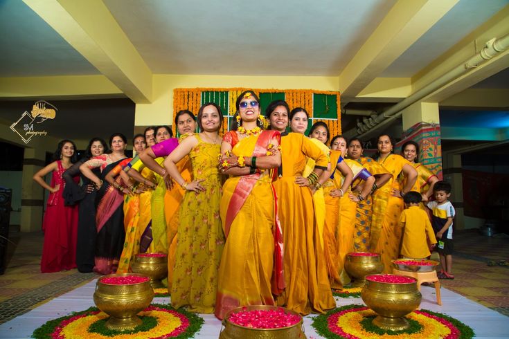 Haldi Haldhi Stills Bride Groom, Girl Haldi Ceremony, Indian Wedding Family Photos Group Shots, Haldi Stills For Groom, Haldi Group Poses, Haldi Pics With Friends, Haldi Girls Shoot, Haldi Poses For Bride With Friends, Haldi Group Photos