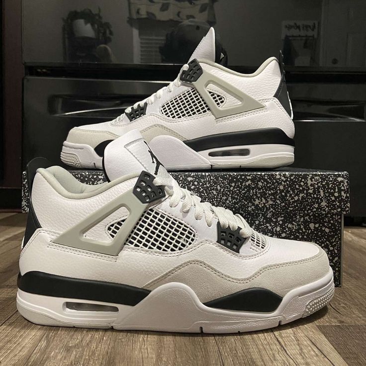 My Friend Gifted Me These Worn Them Twice Basically Brand New Jordan 4 All Colors, Jordans 4s Retro, Jordans For Men Sneakers, Cheap Air Jordans, Jordans For Women Aesthetic, Jordan Aesthetic Shoes, Nike Girl Shoes, Cute Shoes Jordans, Shoe Wishlist Women