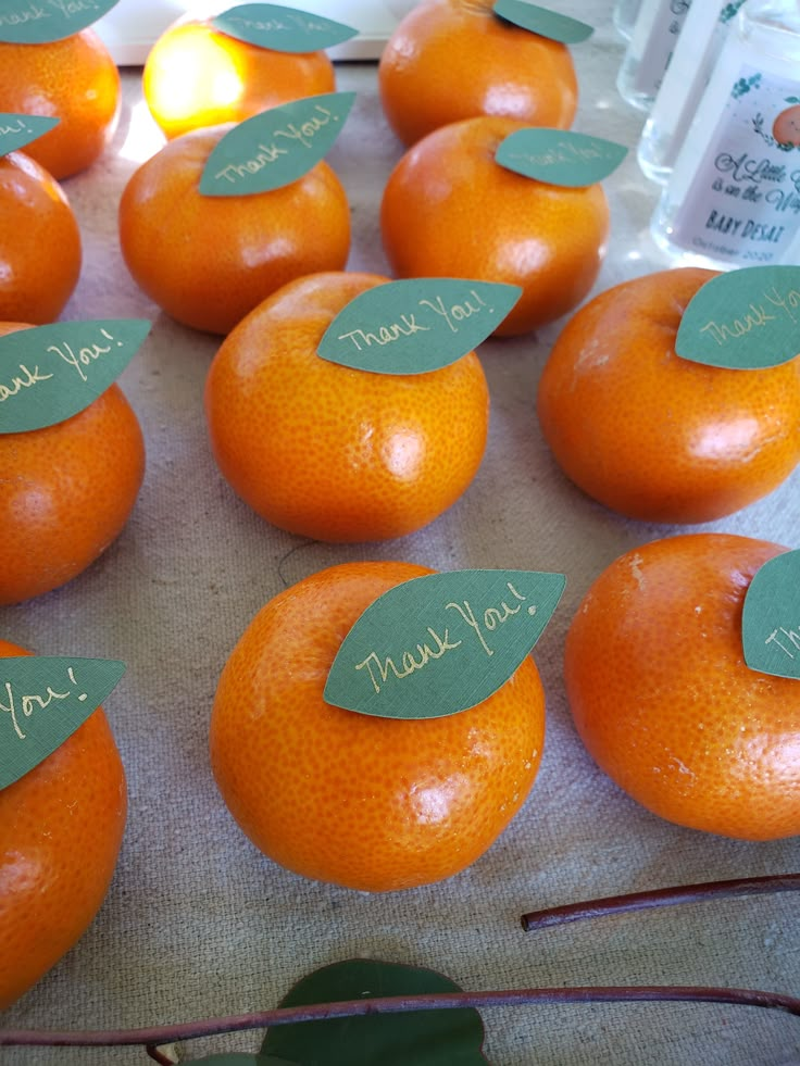 there are many oranges that have been labeled with thank you notes on the top