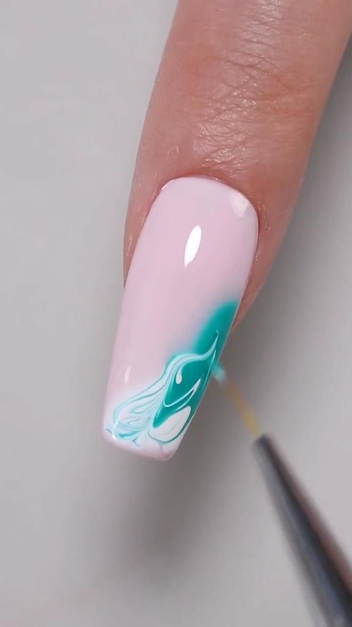 Marble Effect Nails, Swift Nails, Romantic Nail Art, Nail Stamping Ideas, Video Nail, Minimalism Fashion, Beach Nail, Gold Beach, Art Hacks