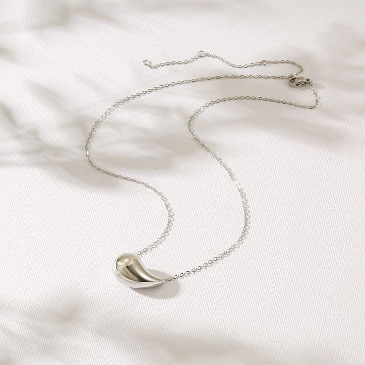 Durable and stylish, our waterproof necklace crafted for both functionality and fashion. Perfect for any occasion, it's the ideal accessory for those who appreciate durability and timeless elegance. Perfect for the minimalist and a beautiful piece to layer with. A true versatile statement piece that you can wear straight from the pool to dinner! - 18K gold plated / stainless steel - Waterproof technology - Hypoallergenic Modern Adjustable Drop Jewelry, Modern Everyday Teardrop Pendant Necklace, Modern Teardrop Pendant Necklace For Everyday, Chic Silver Charm Necklace For Everyday, Chic Silver Charm Necklace, Minimalist Stainless Steel Clavicle Chain Charm Necklace, Elegant Long Charm Necklaces For Everyday, Minimalist Teardrop Pendant Necklace With Polished Finish, Minimalist Polished Teardrop Pendant Necklace