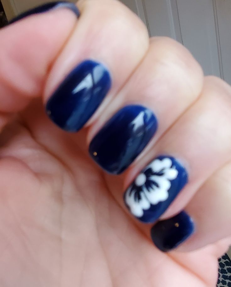 Navy Blue Nails With Flowers, Navy Blue Short Nails, Navy Blue Nails, Dark Blue Flowers, Flower Nail Designs, Navy Blue Shorts, White Acrylics, Flower Nails, Blue Flower