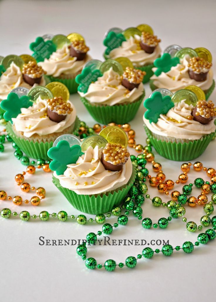 st patrick's day cupcakes with shamrock decorations