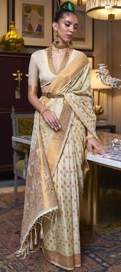 Ivory Saree With Contrast Blouse, Georgette Banarasi Saree Blouse Designs, Golden Saree Blouse Designs, White And Gold Saree, Shadi Ideas, White Color Saree, Banarasi Saree Blouse, Khaddi Georgette Banarasi Saree, Bridal Sarees Online