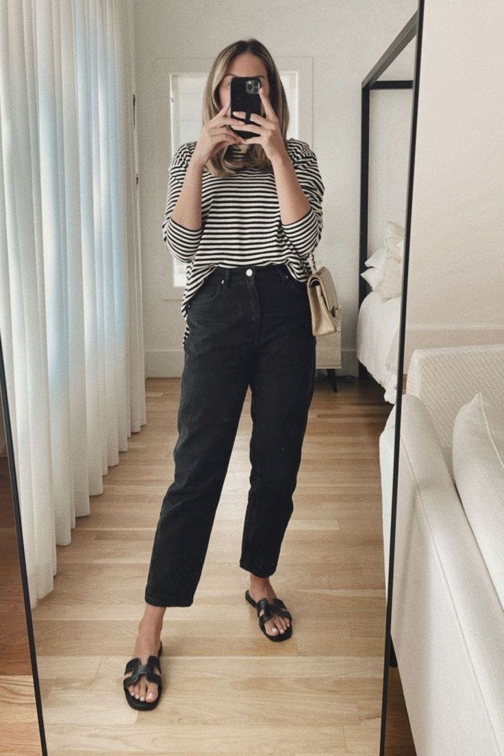 Black Jeans Outfit Modest, Black Shirt And Jeans Outfit Casual, Black Tapered Jeans Outfit, Black Jeans Mom Outfit, Crop Black Pants Outfit, Mom Pants Outfit High Waist, Black T Shirt And Jeans Outfit, Mom Black Jeans Outfit, Stripes T Shirt Outfit