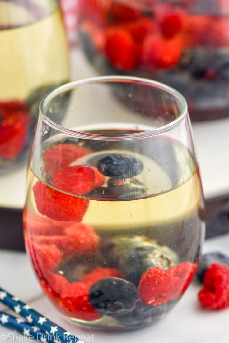 This Fourth of July Sangria recipe is a patriotic twist on white sangria that is simple and delicious. Perfect to sip on before, during, or after fireworks, this sangria recipe will be a favorite summer cocktail. Patriotic Sangria, Fourth Of July Sangria, Fruity Rum Drinks, Peach Sangria Recipes, Easy Sangria, Halloween Fun Ideas, Summer Sangria Recipes, Shake Drink, Whiskey Drinks Recipes