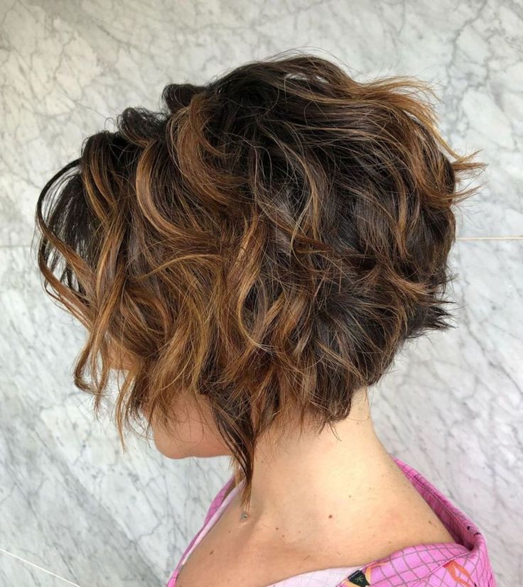 Dark Curly Shaggy Bob With Highlights Curly Stacked Bobs, Stacked Hairstyles, Short Curly Bob Hairstyles, A Line Haircut, Tan Skin Blonde Hair, Stacked Haircuts, Inverted Bob Hairstyles, Stacked Bob Hairstyles, Stacked Bob