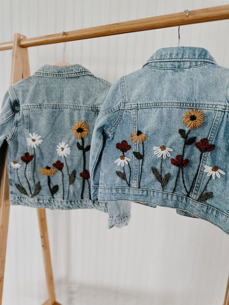 Embroidered Denim Jeans Hand Embroidered Denim Jacket, Flower Denim Jacket, Denim Jacket Design, Hand Embroidered Denim, Denim Jacket Embroidery, Embroidery Jeans Jacket, Clothes Embroidery Diy, Personalized Jacket, Embroidered Jean Jacket