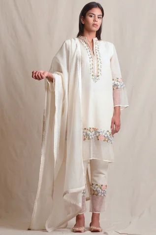 Floral motif work off-white kurta with matching pants and dupatta. White Kurta Set, Long Kurti Patterns, Purple Dupatta, Long Blouses, Handwork Lehenga, White Kurti, Onam Outfits, Patiala Suit Designs, Zardozi Embroidery