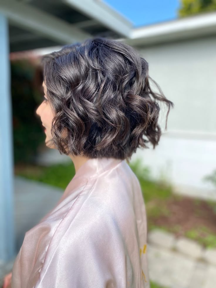 Vacation Short Hairstyles Beach, Short Hair Curl Styles Wedding, Fancy Bob Hairstyles Wedding, Short Curled Hairstyles Wedding, Bridal Hair Short Bob Curls, Wedding Hair Bob With Bangs, Short Hairstyle Party Wedding, Short Length Hair Styles For Wedding, Curled Bob Wedding Hair