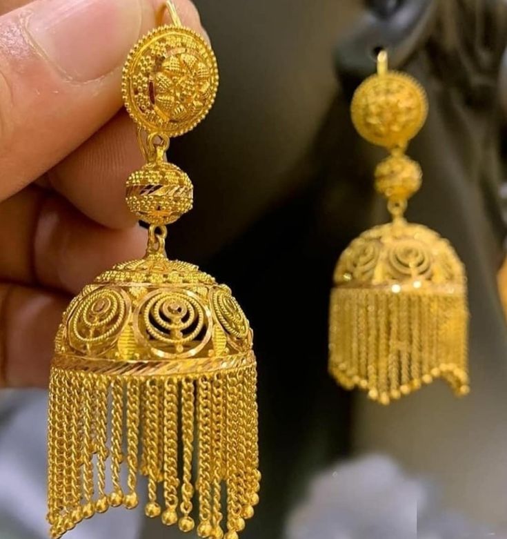 Dubai Gold Jhumka Earrings, Pahadi Jewellery, Pretty Rings Simple, Jhumka Design, Dubai Gold Jewelry, Bridal Jewelry Sets Brides, Gold Jhumka, Jhumka Designs, Gold Jhumka Earrings