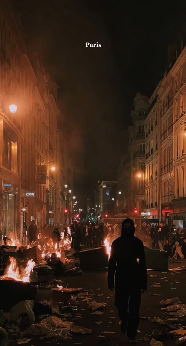 Cars and other shi burnin in Paris, France Riots Photography, Riot Aesthetic, Anarchy Aesthetic, Onion Art, Revolution Aesthetic, Happy Nation, Anti Feminist, The French Revolution, Protest Art