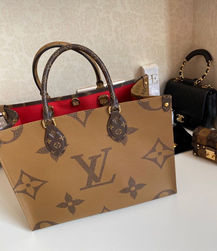 ?? SIZE 34*24*16 CM Baddie Bags, Trending Handbags, Fake Designer Bags, Luxury Bags Collection, Nike Fashion Shoes, Fake Designer, Handbags Louis Vuitton, Lv Bags, Cute Handbags