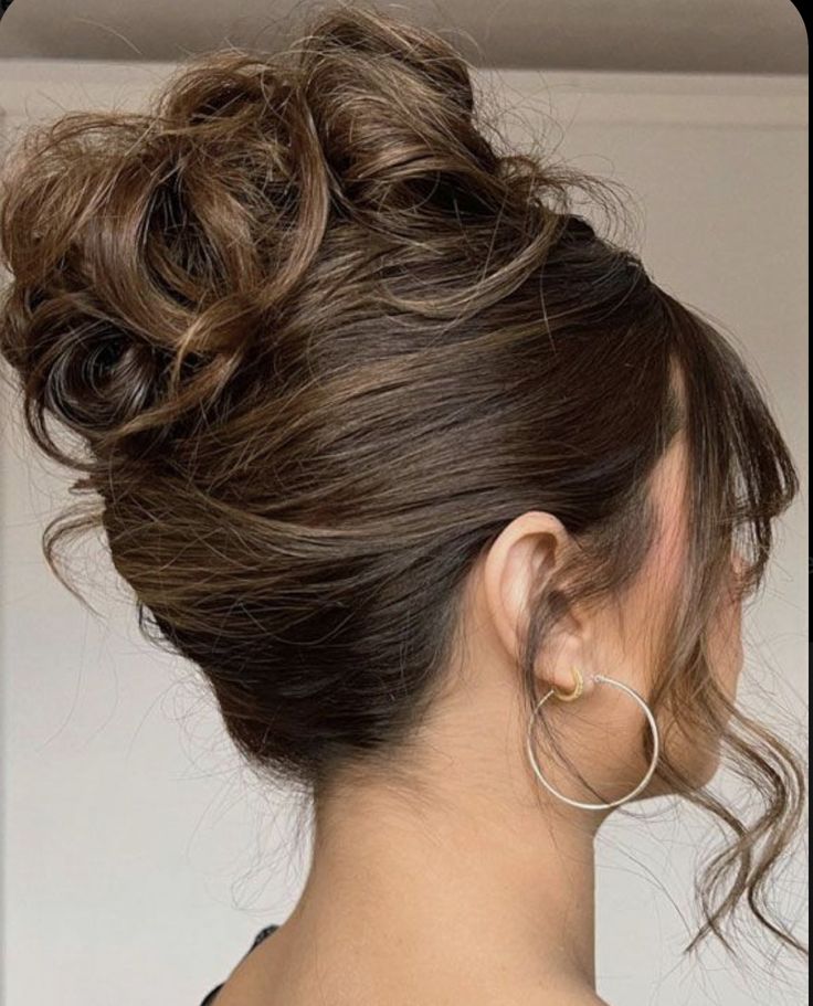 Womens Long Hair Styles, Semi Hairstyles, Messy Top Bun, Debs Hair, Deb Hair, Guard Hair, Cute Prom Hairstyles, Up Dos For Prom, Top Bun