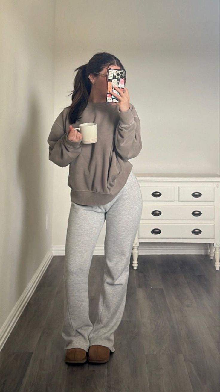 Outfit Ideas Loungewear, Grey Sweater Leggings Outfit, Winter Slippers Outfit, Cute Comfy Work Outfits, Mommy Outfits Casual, Cold Day Outfit Casual, Cold Days Outfit, Mom Winter Outfits, Mom Outfits Comfy